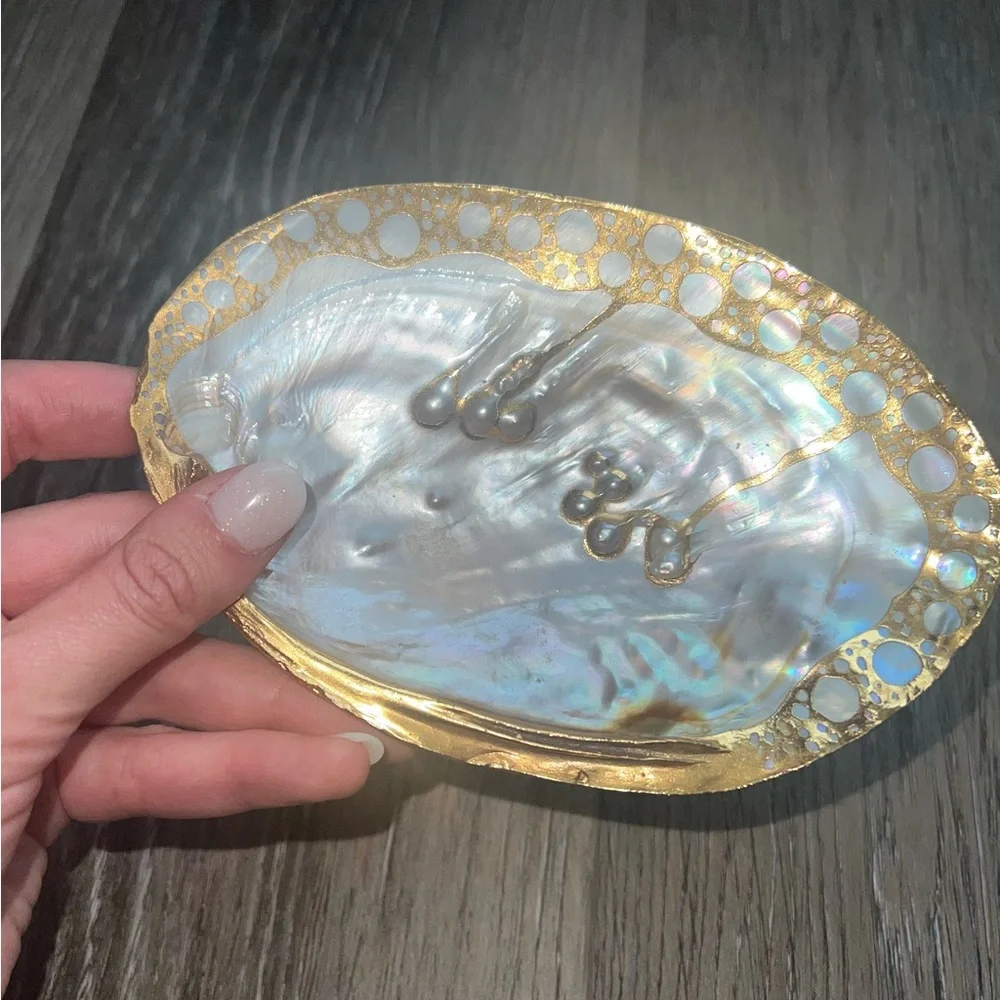 Pearlescent/ iridescent / oyster style jewelry or soap dish